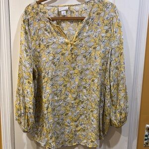 LIZ CLAIBORNE BRAND LIGHT YELLOW AND WHITE FLORAL DESIGN V NECK 4 BUTTONS